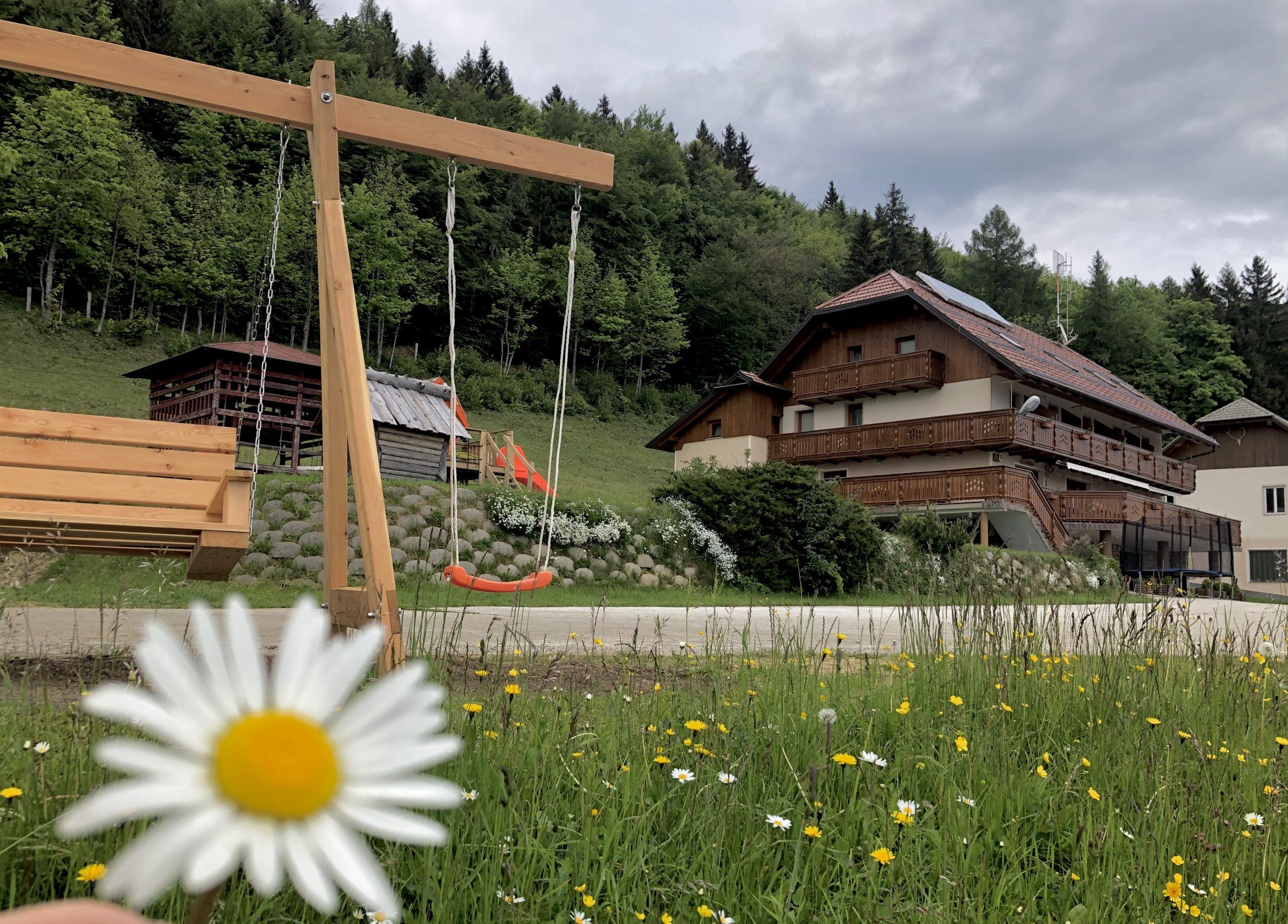 Pr Ambružarju, Tourismus und Unterkunftsangebot