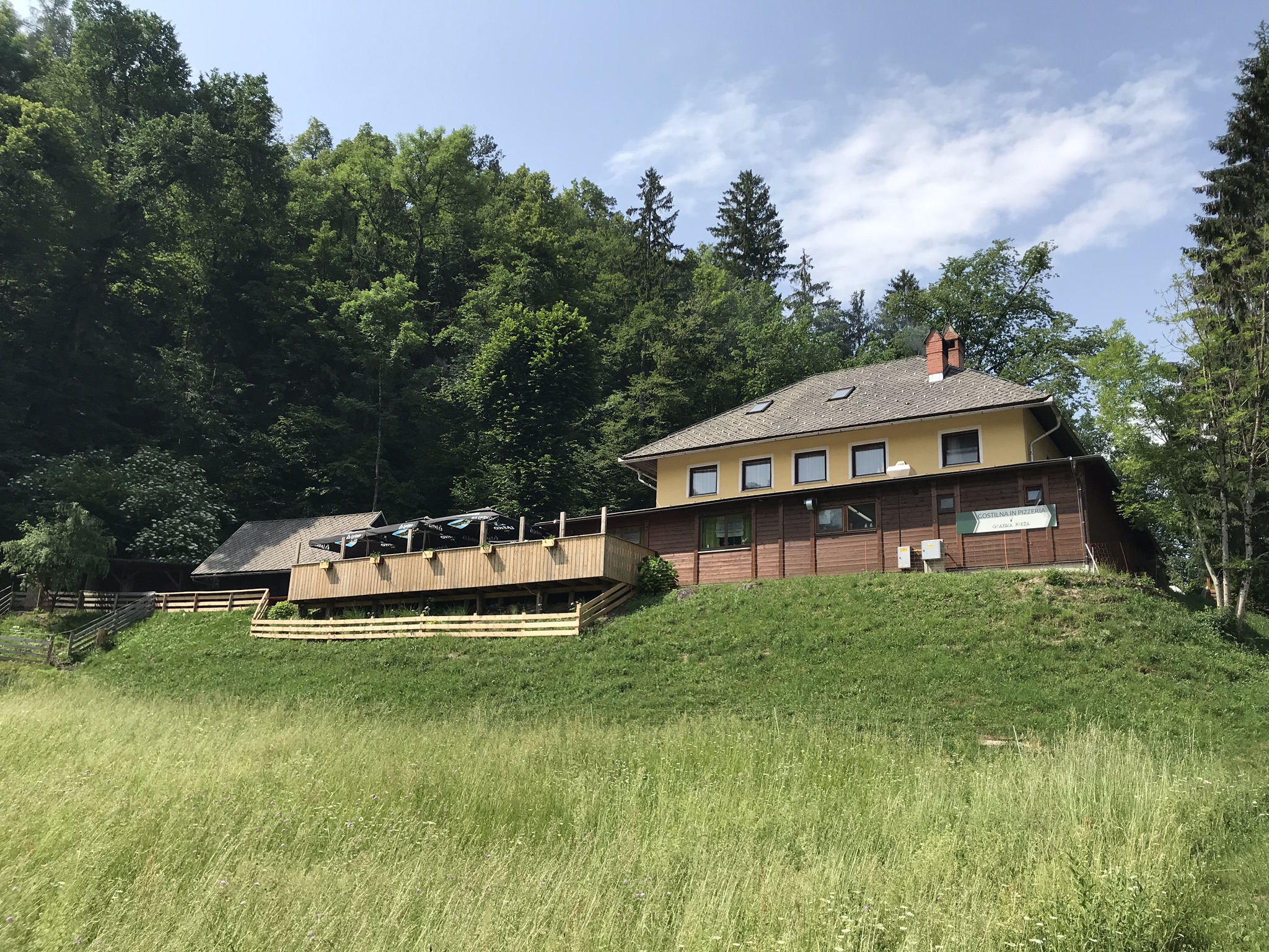 Grajska Preža Inn and Pizzeria