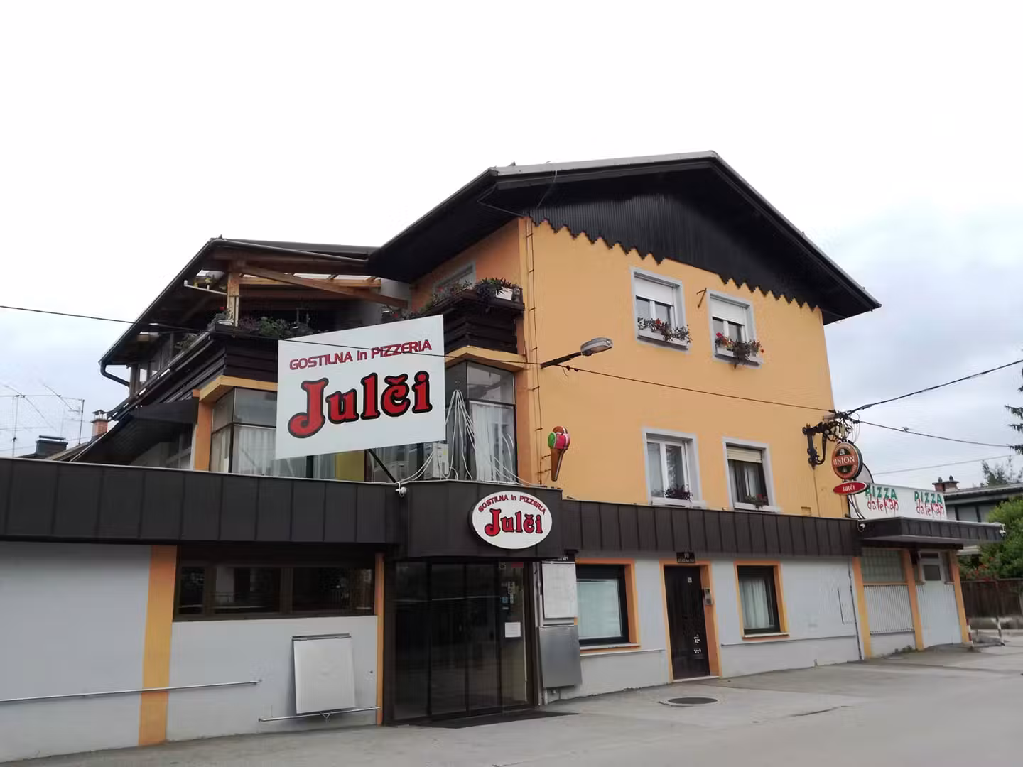 Trattoria e pizzeria Julči